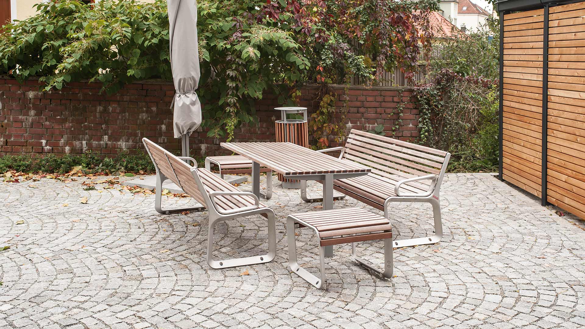 Sitzbank PORTIQOA und Tisch UNI ONE in Straubing