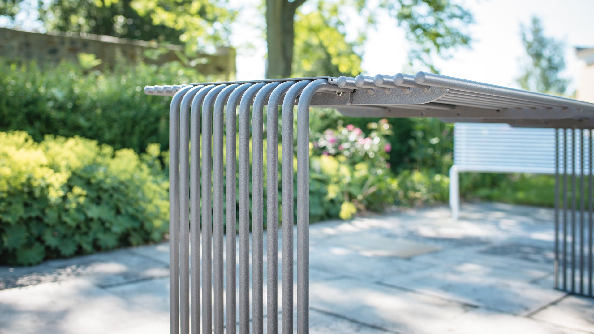 Tisch aus Stahl in Nahaufnahme