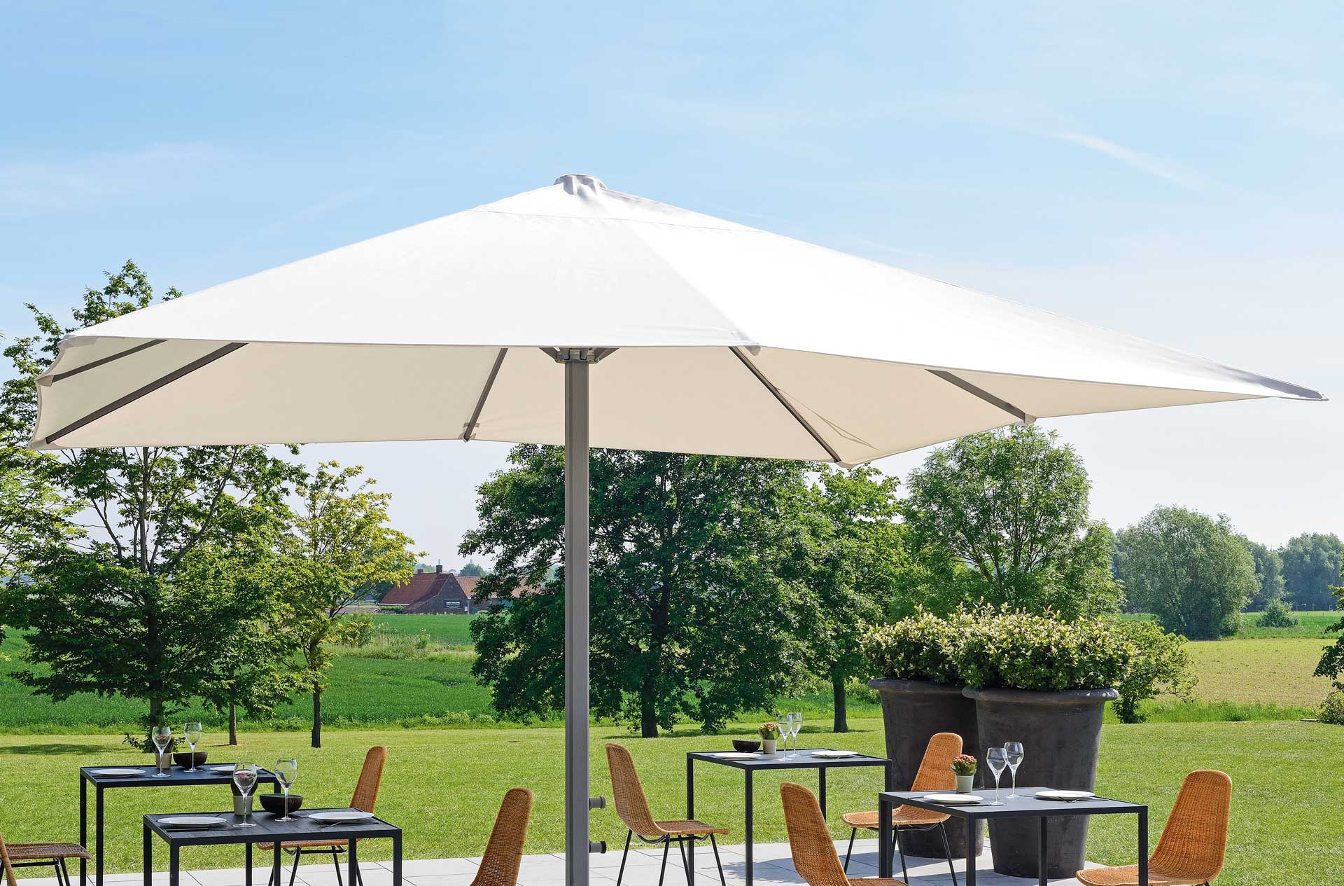 Weißer Sonnenschirm