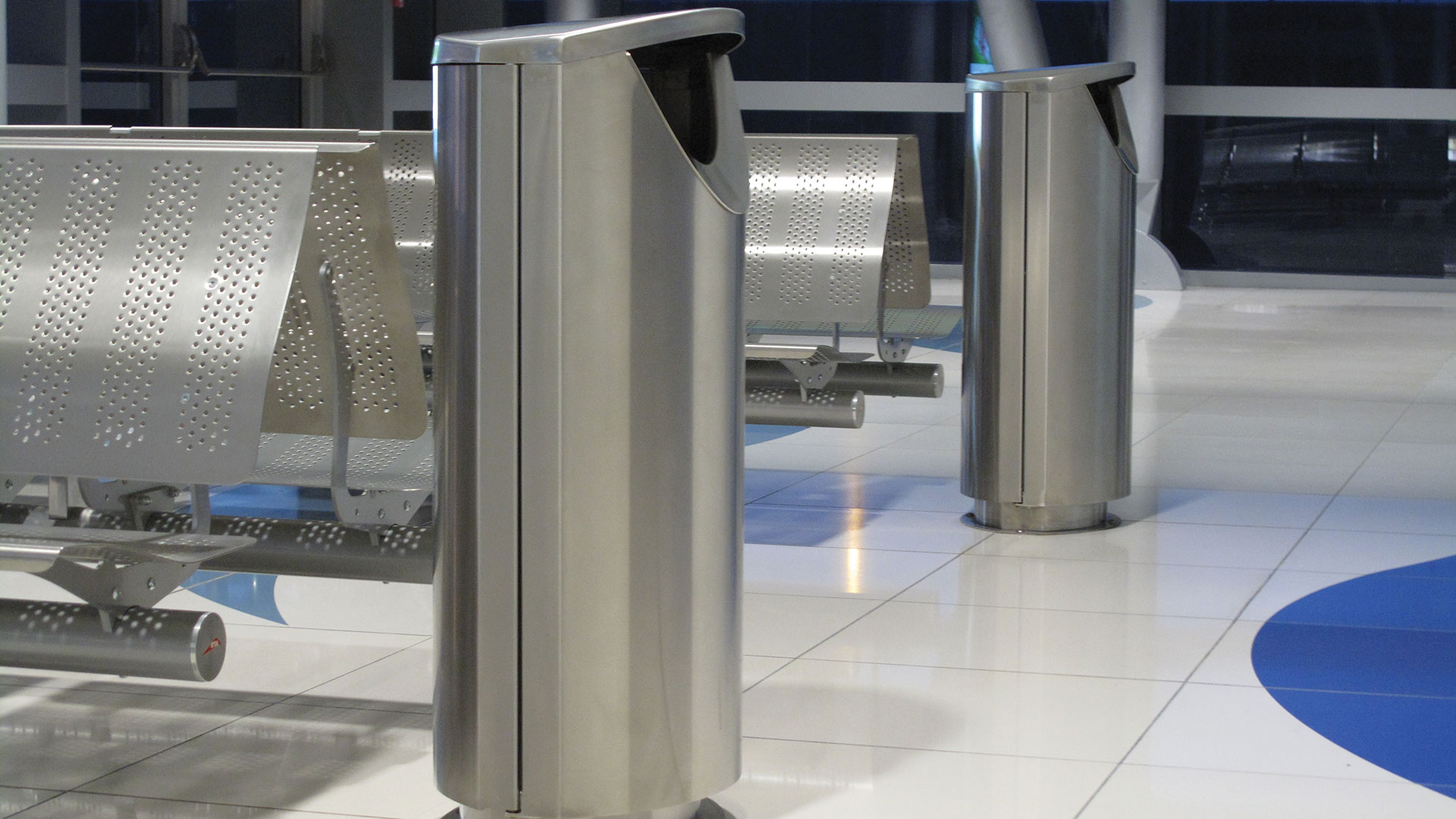 Zwei Abfallbehälter Finbin