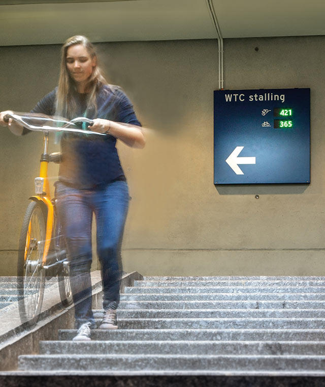 Digitaler Wegweiser im Treppenhaus von Lumiguide - Nahaufnahme