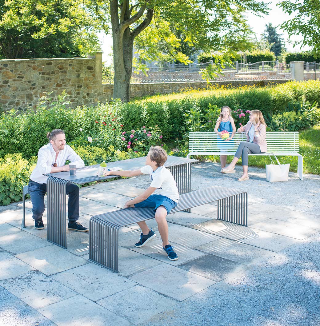 Tisch, Bänke und Abfallbehälter aus Stahl im Außenbereich