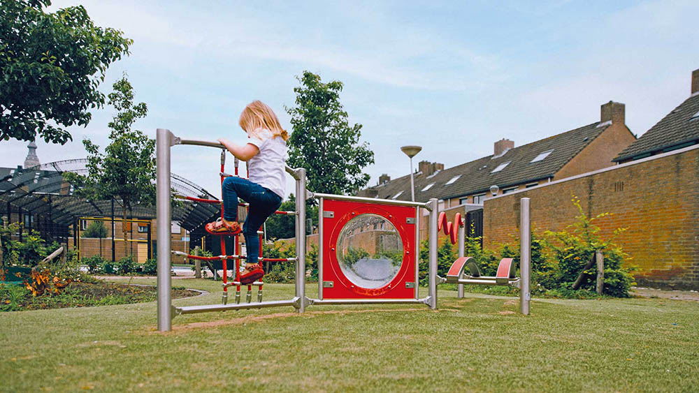 Speilwand BUOY auf einem Spielplatz im Wohngebiet