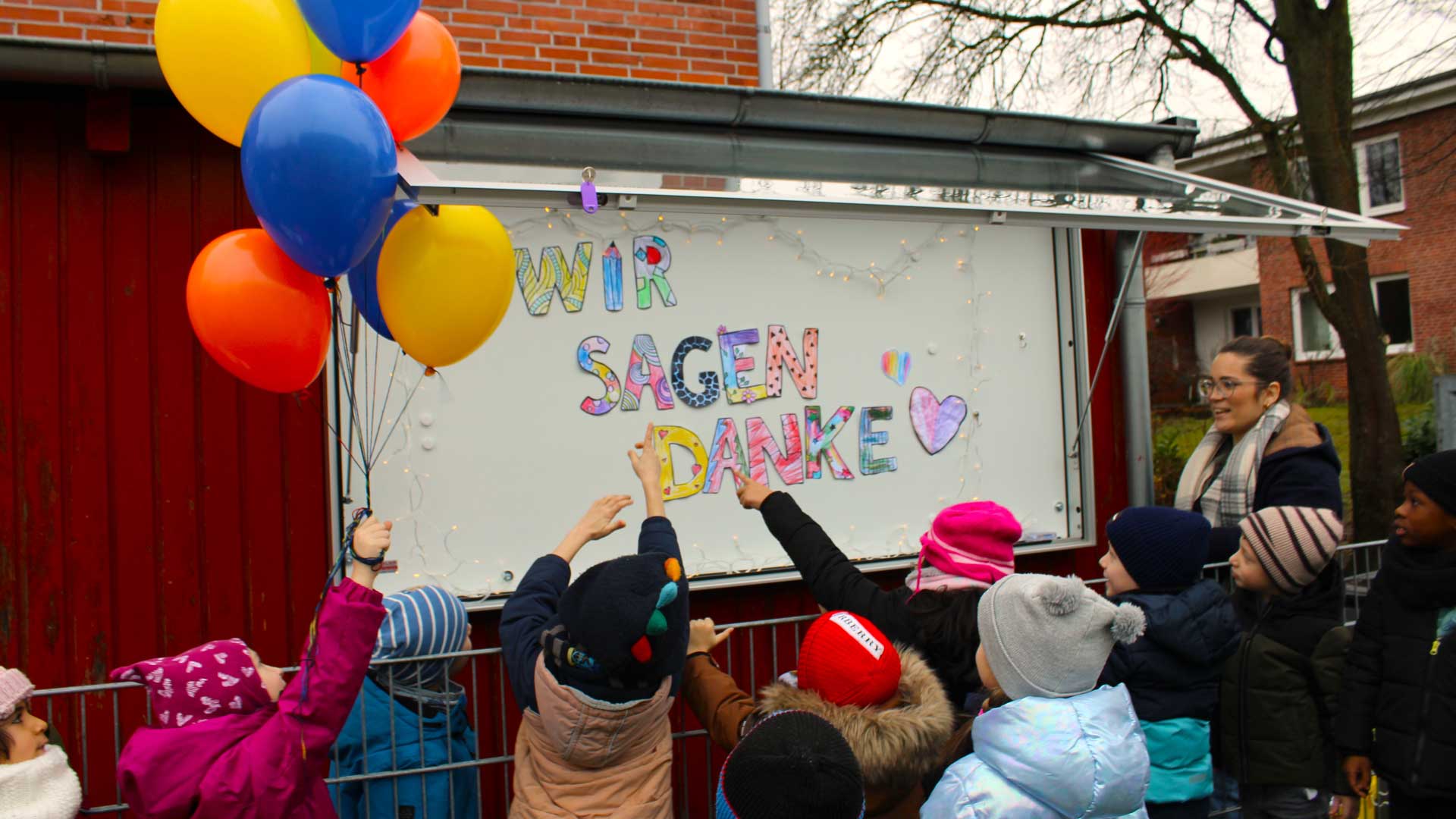 Schaukasten von Ziegler wird von Kindern geschmückt