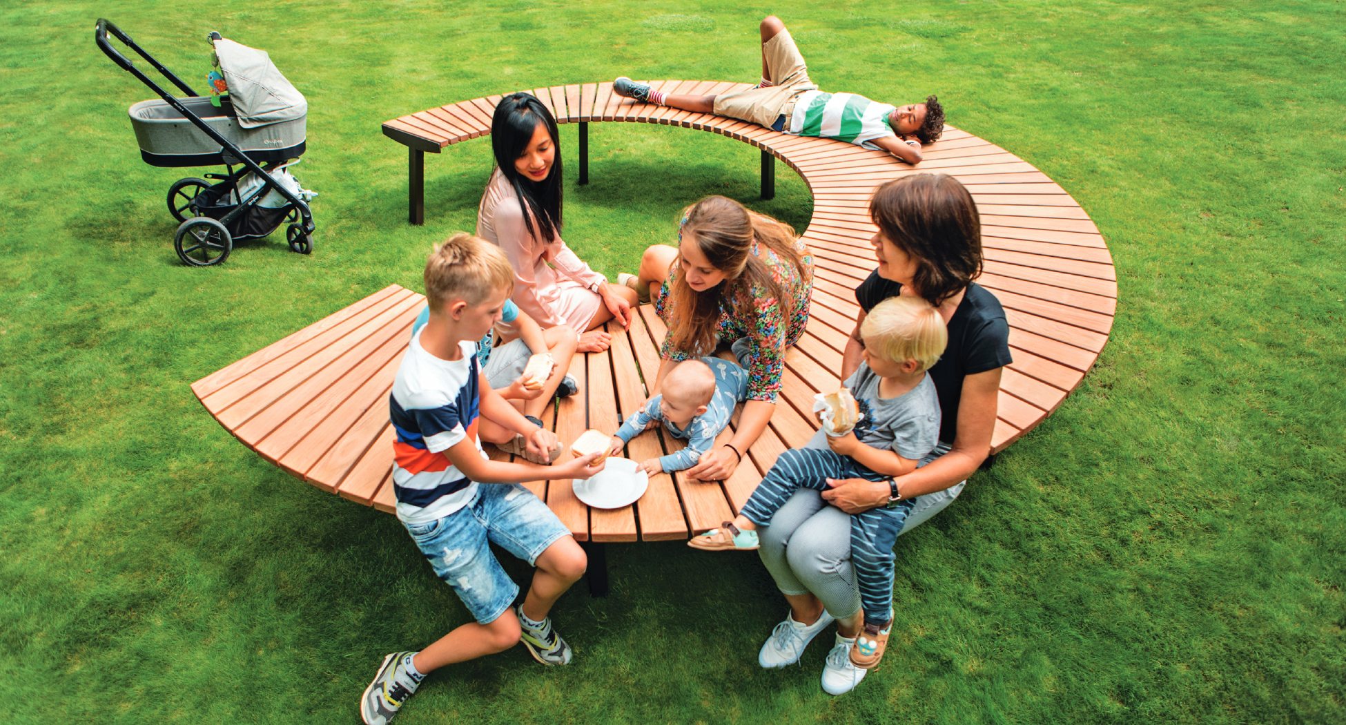 Familienpicknick auf Rundbank