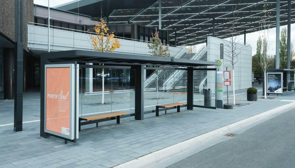 Großer Schaukasten in einer modernen Wartehalle