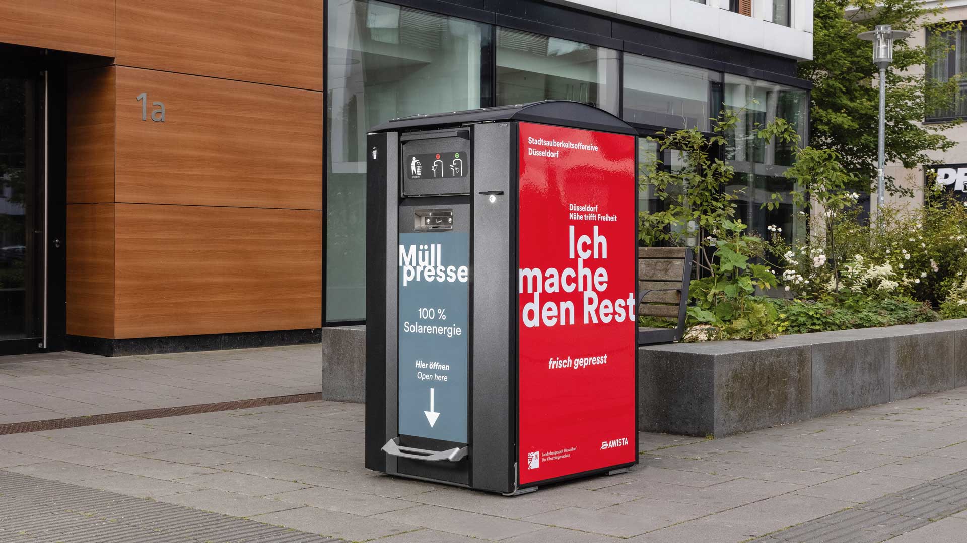 Abfallbehaelter CITYSOLAR 2.0 im Wohngebiet