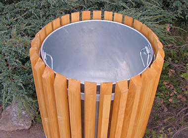 Runder Abfallbehälter LEEDS mit Holzlatten und innenliegendem Metallbehälter, im Freien aufgestellt.