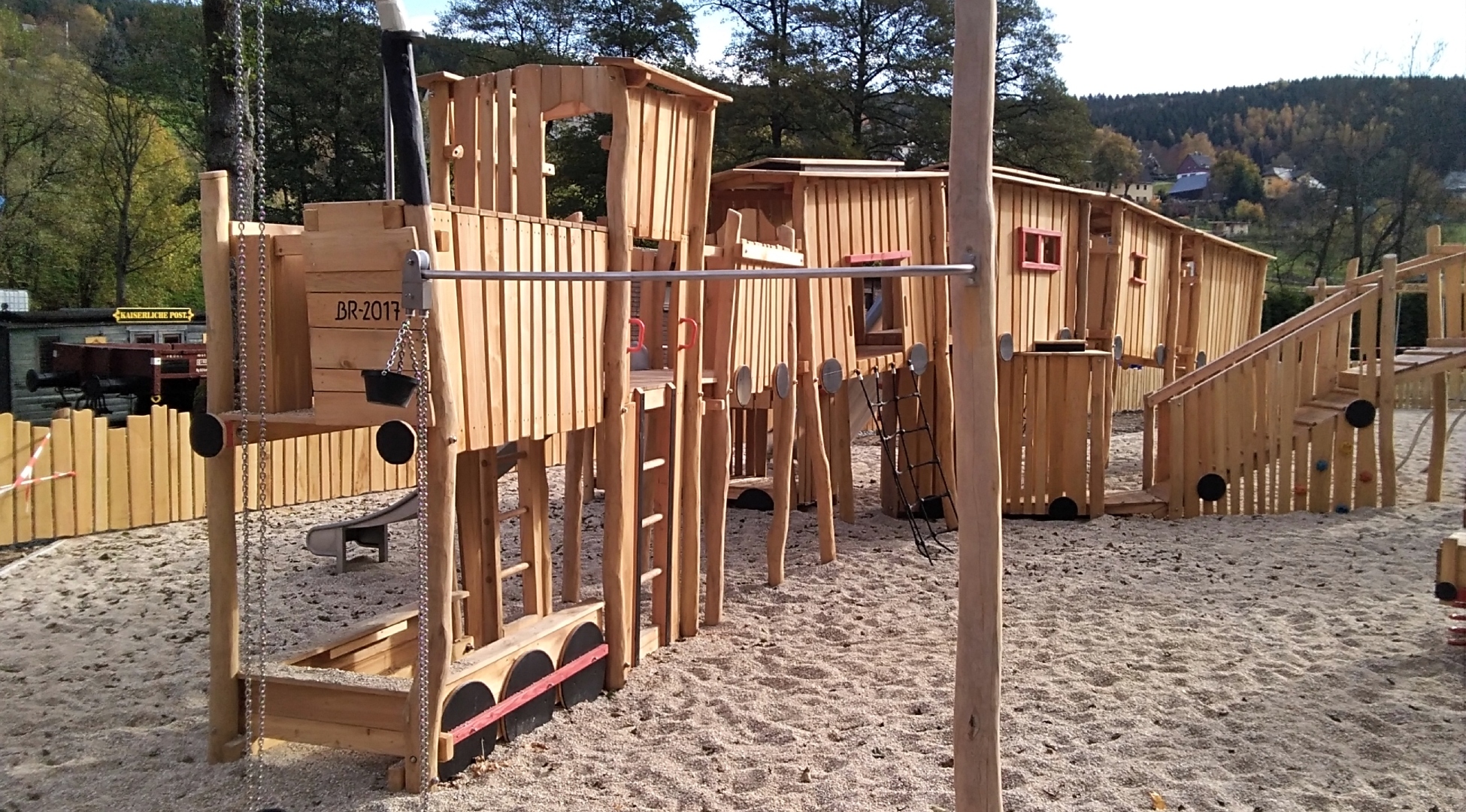 Holzspielplatz in Form eine Lok