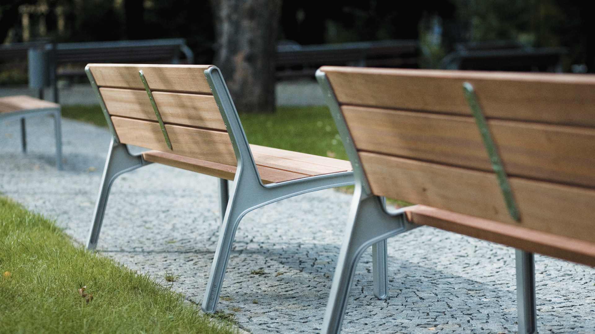 Zwei Sitzbänke aus Robinienholz