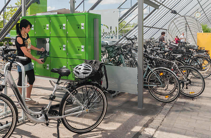 E-Bike-Ladeschränke und Fahrradständer in  Einkaufszentrum
