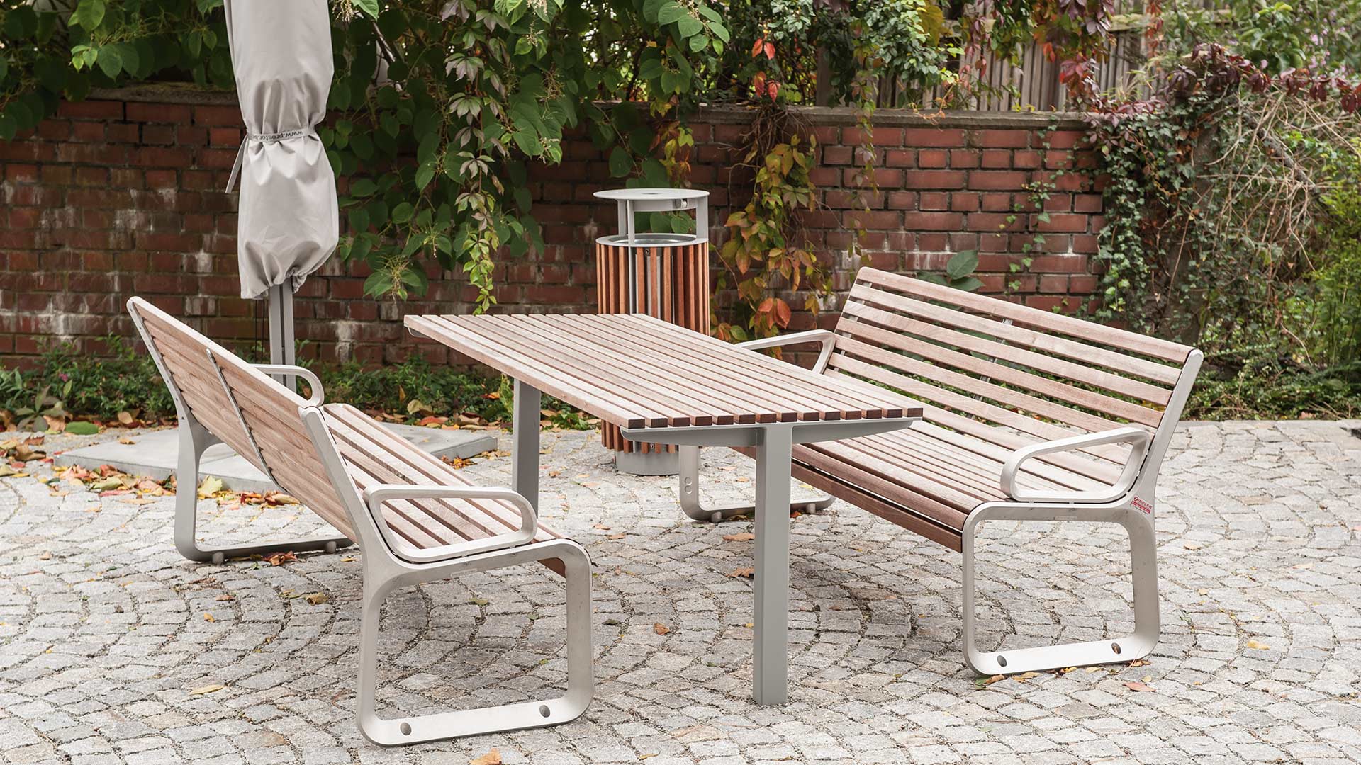 Sitzbank PORTIQOA und Tisch UNI ONE in Straubing