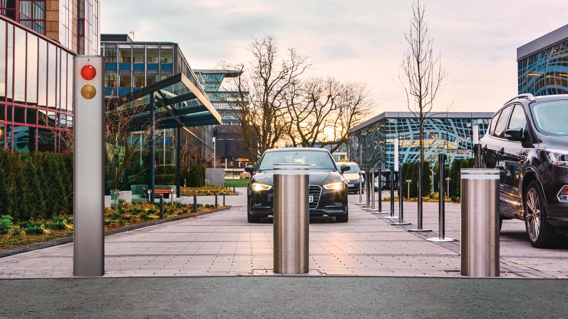 Zwei Poller und ein Standgehäuse als Steuerung dieser