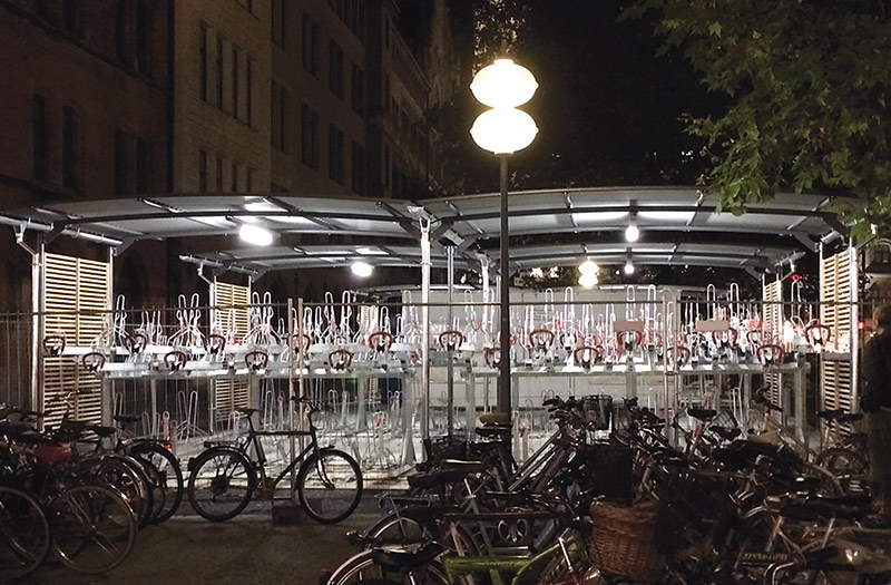 Fahrradabstellplatz mit Beleuchtung in der Nacht