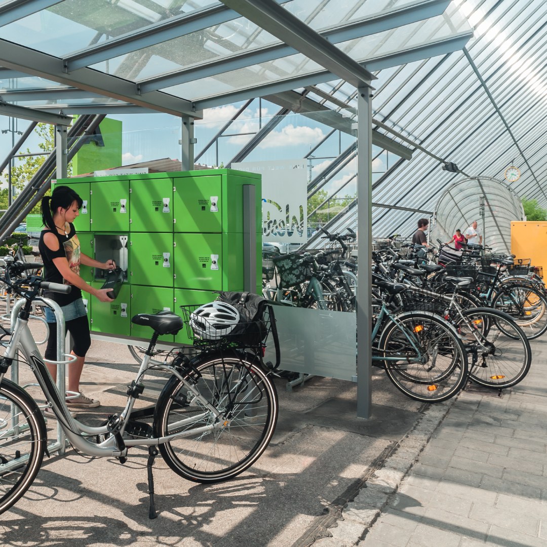 E-Bike-Ladeschränke und Fahrradständer in  Einkaufszentrum
