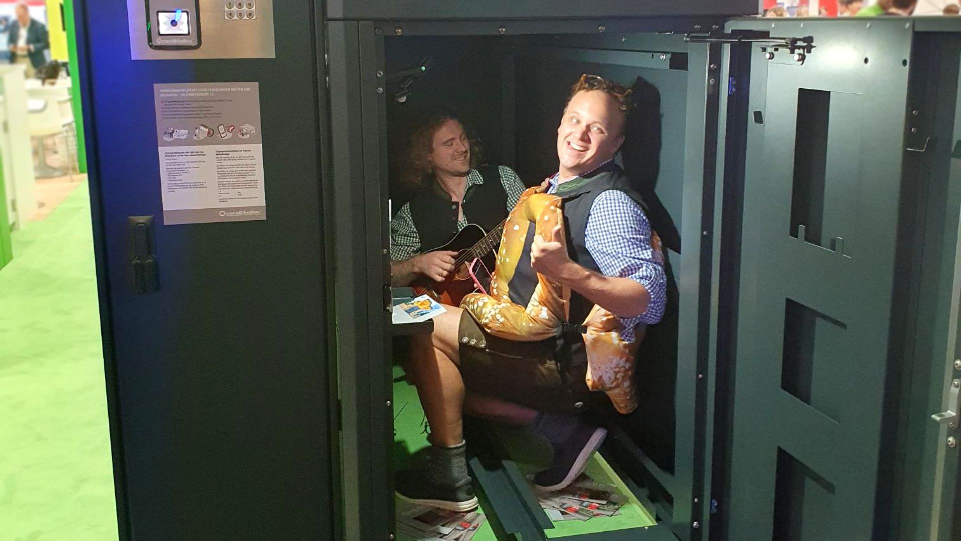 Musizieren in einer FULLERTON Fahrradgarage