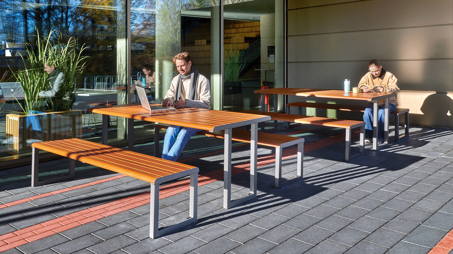 tisch-bank-mantua-heide-KAT0077323-1080x1920 Personen sitzen am Tisch MANTUA