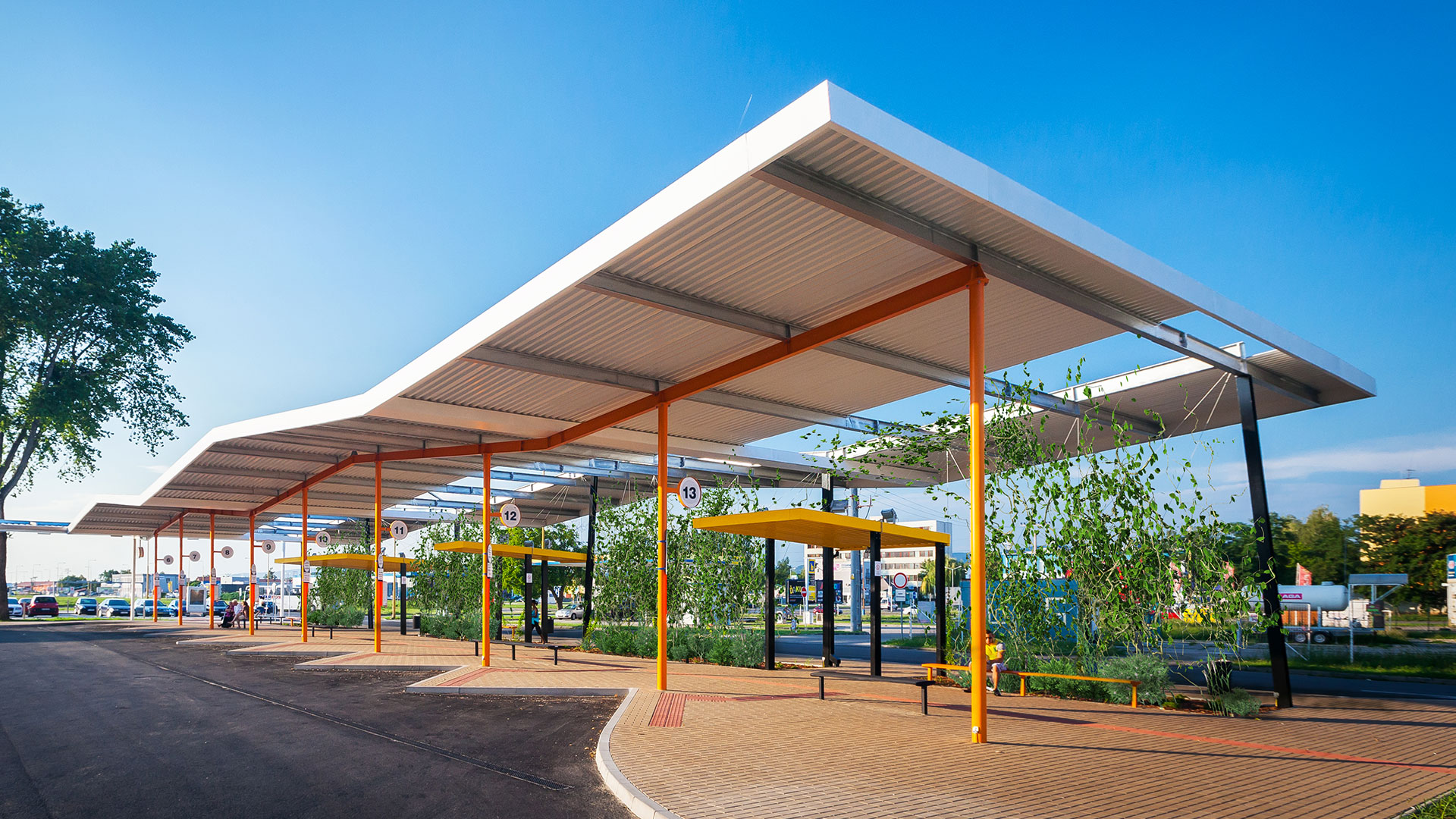 Gestaltung Busbahnhof mit Überdachung, Wartehallen und Begrünung in Michalovce