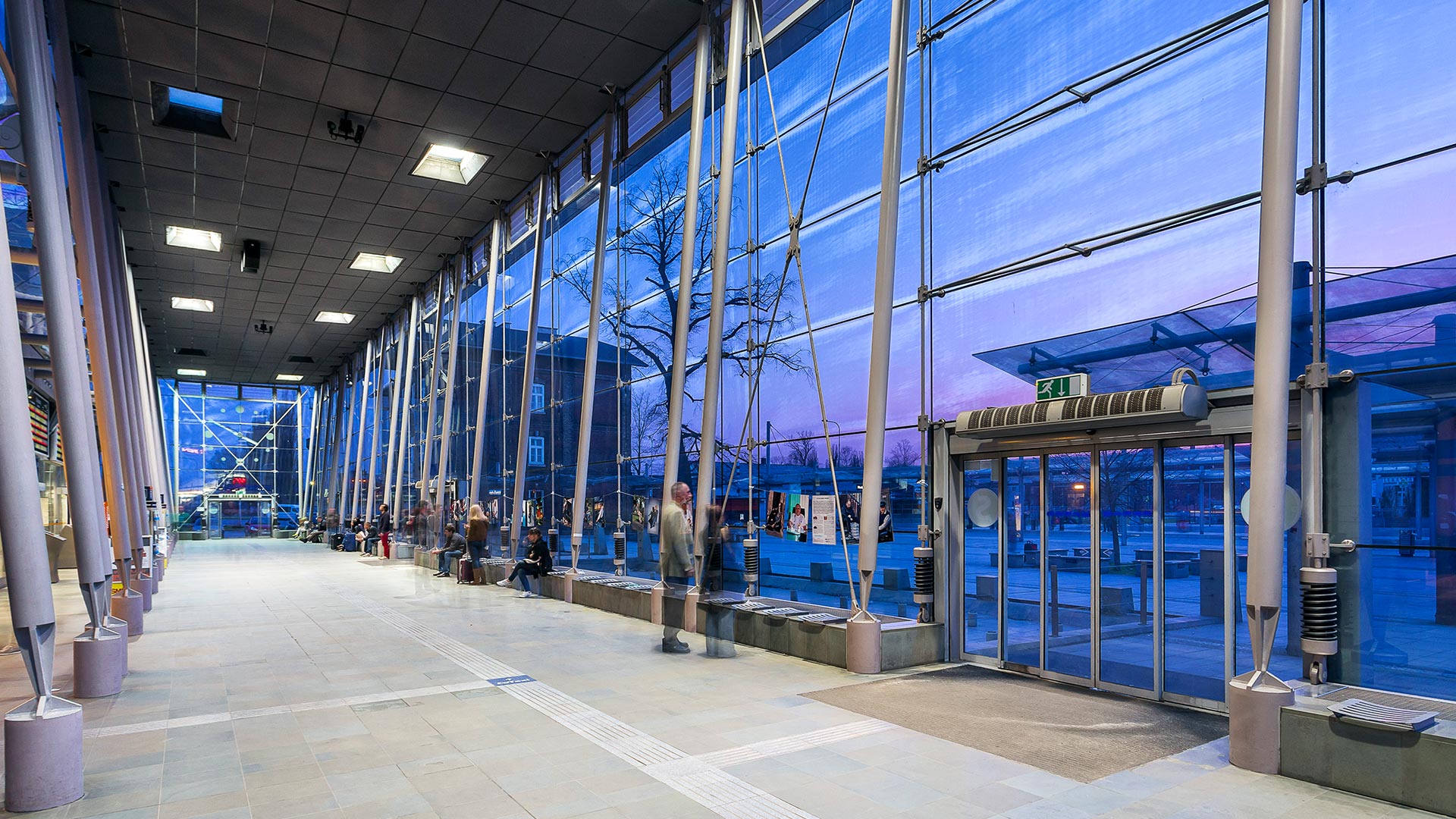 Überdachung Eingangsbereich - Bahnhof Ostrava