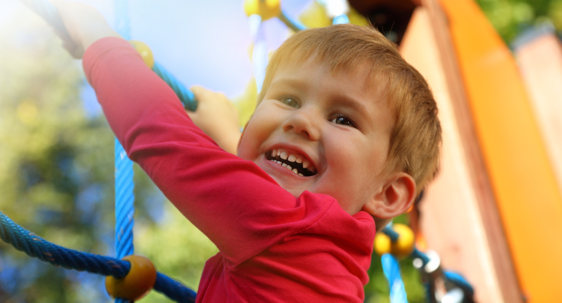kleiner Junge am Klettergerüst