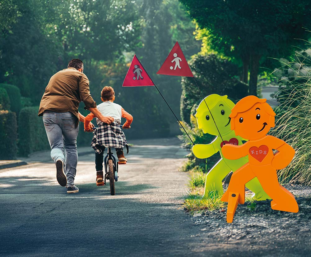 Vater und Sohn beim Radfahren üben