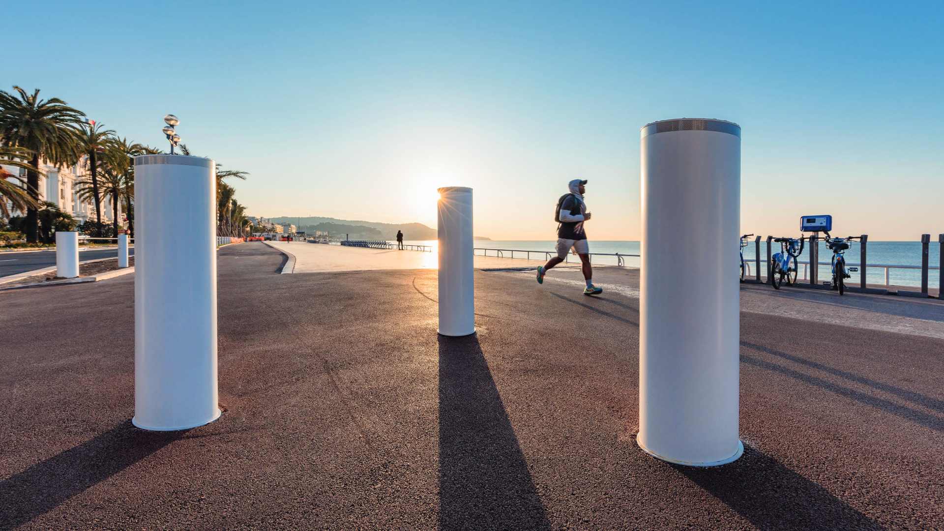 Drei versenkbare Hochsicherheitspoller vor einer Promenade