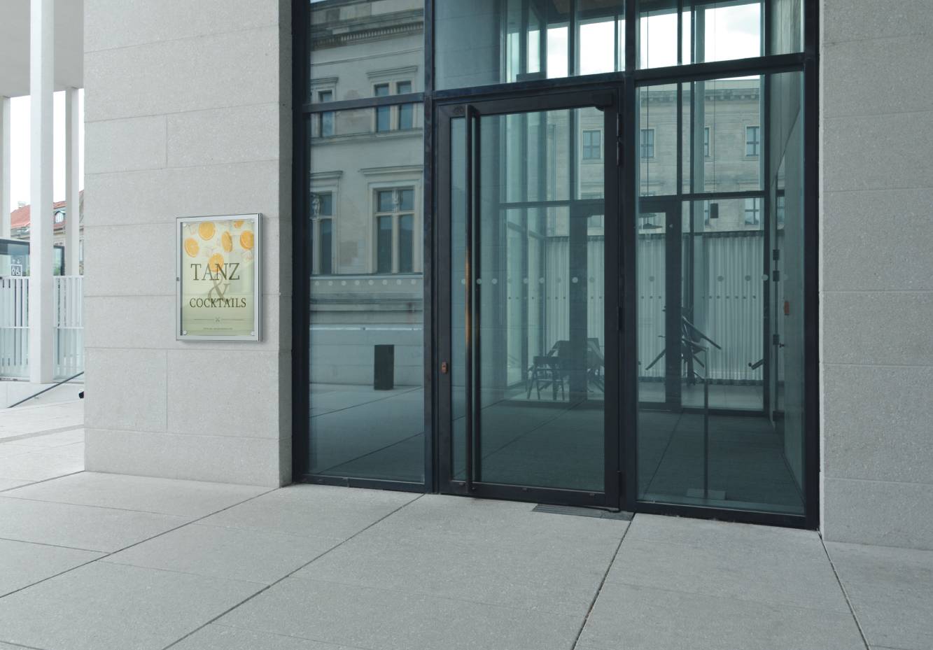 Wandschaukasten neben einer modernen Tür aus Glas