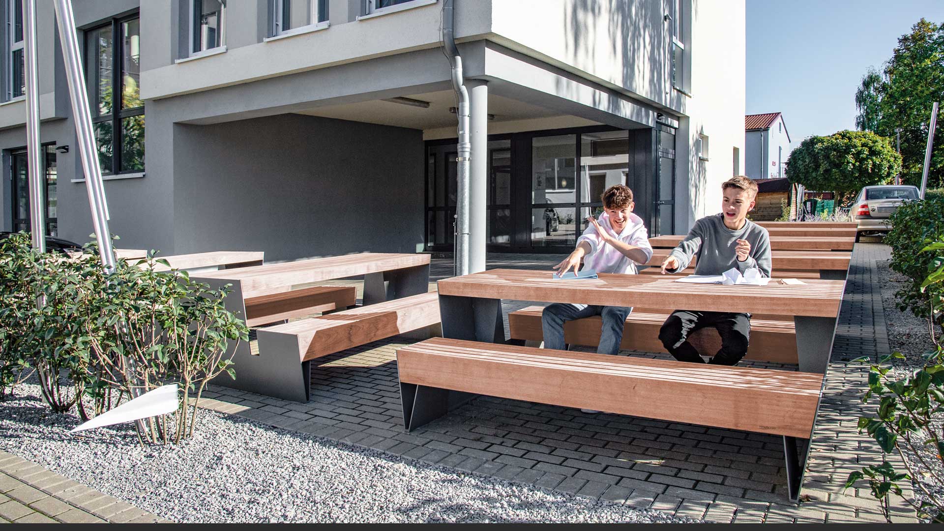 Jungs sitzen an Tisch und Sitzbank BLOCQ in Ahrensfeld Jungs sitzen an Tisch und Sitzbank BLOCQ in Ahrensfeld