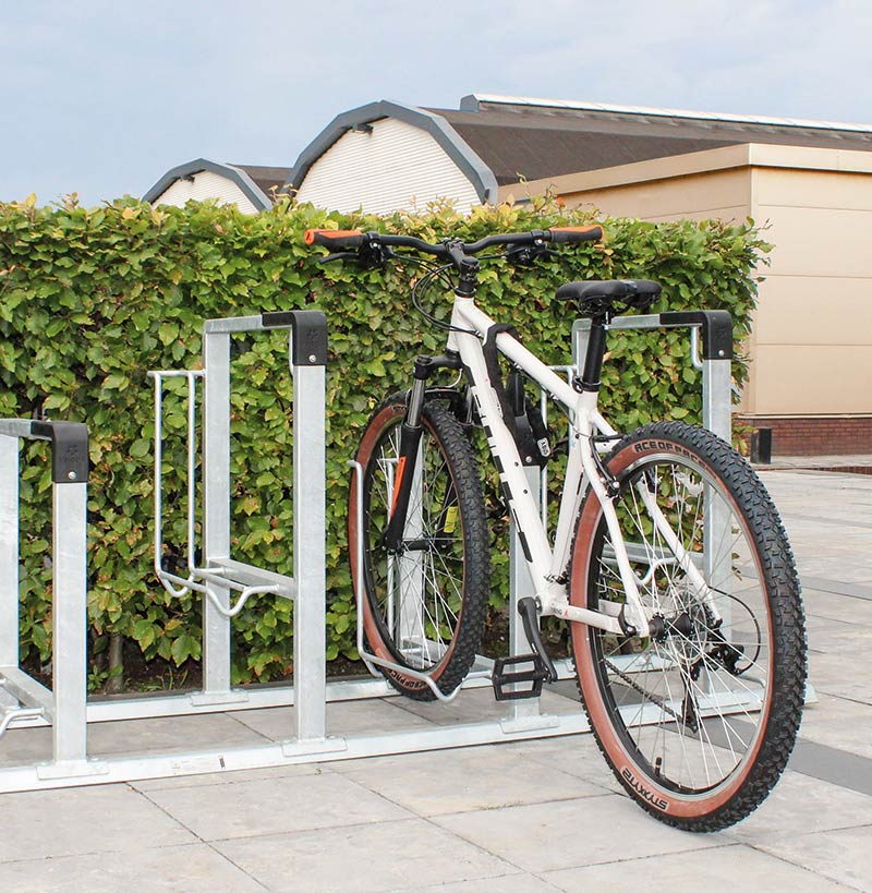 Der Fahrradparker KONTUR ist eine platzsparende Möglichkeit Fahrräder sicher abzustellen.
