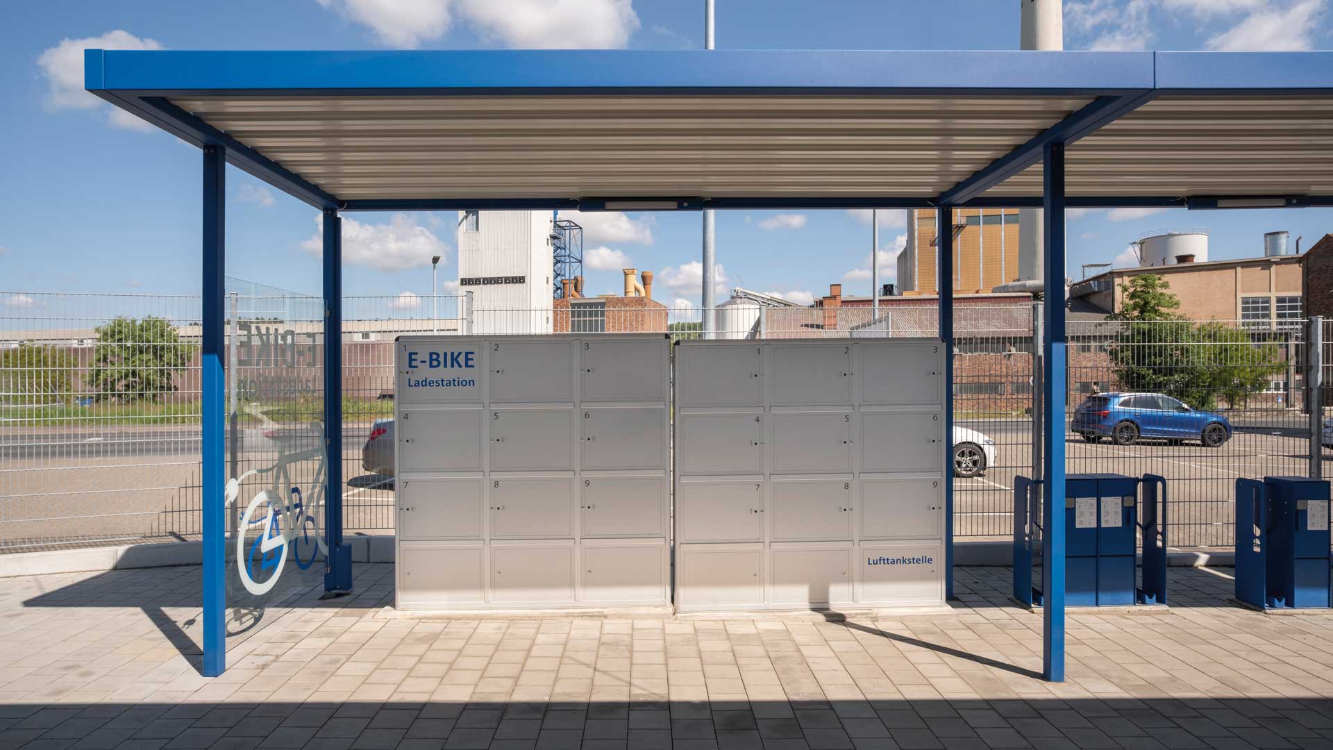 Fahrradüberdachung LUNA mit Fahrradparker HEDLAND, Fahrradständer HERVEY, Fahrrad-Abstellanlage VELO-CONNECTOR und E-Bike-Ladestellenschrank AMARO in Ochsenfurt