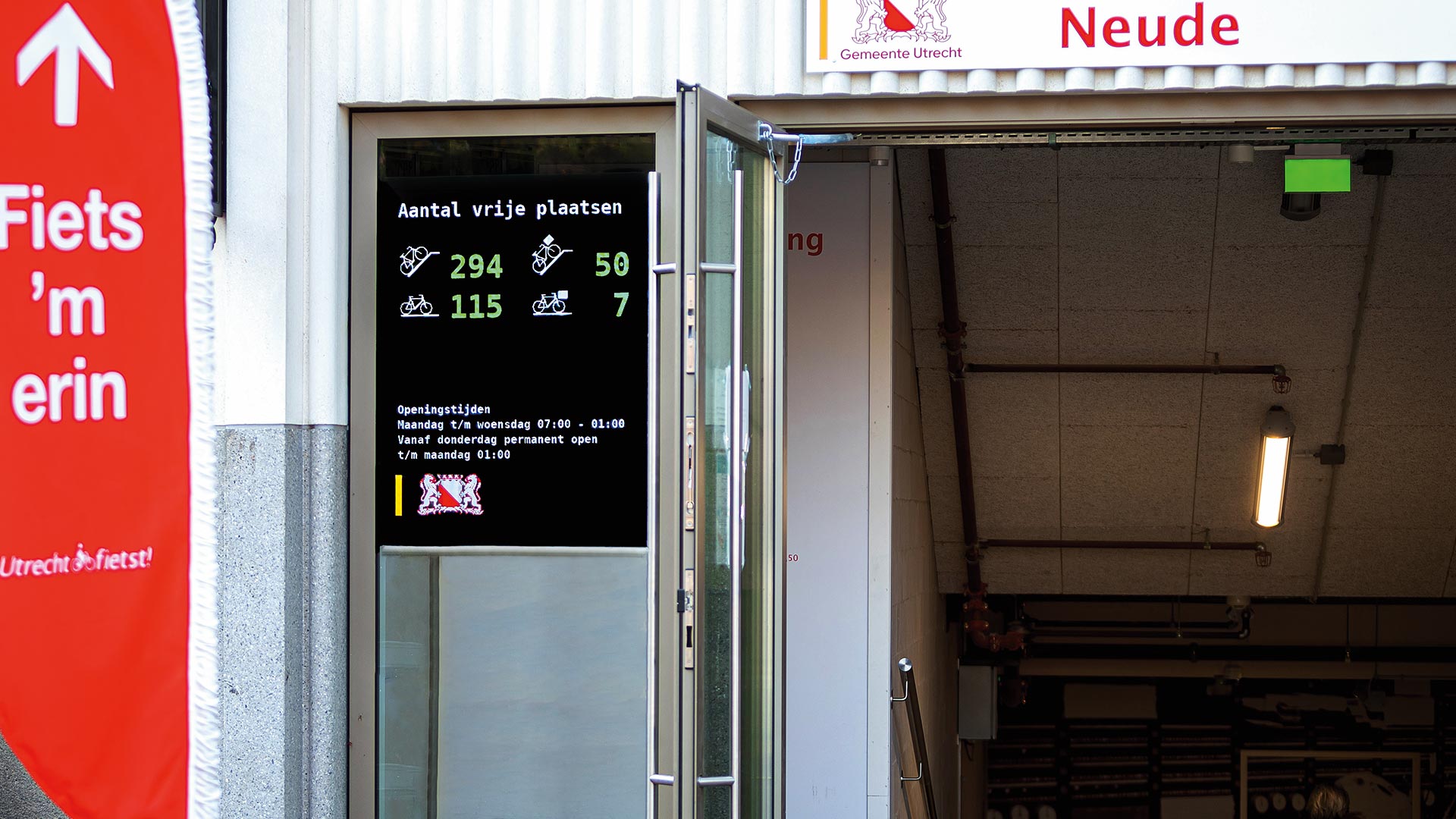 Anzeige frei Fahrradstellplätze an einem Parkhausausgang von Lumiguide