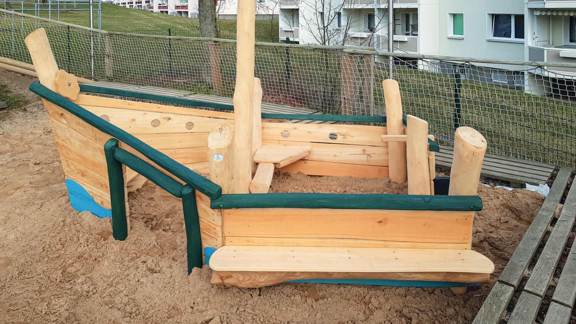 Sandspielschiff aus Robinienholz