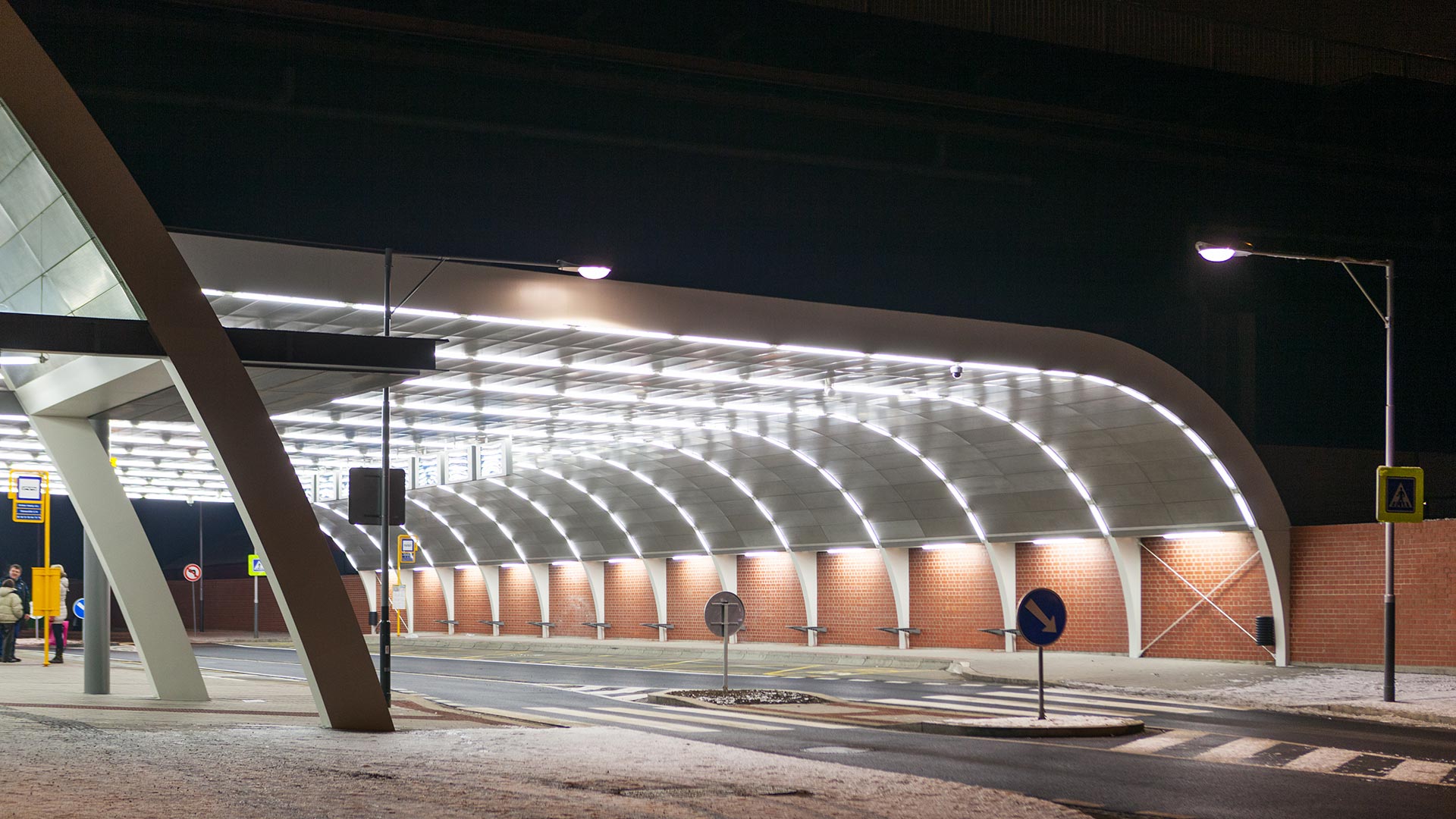 Großflächige Bushaltestellenüberdachung - Ostrava