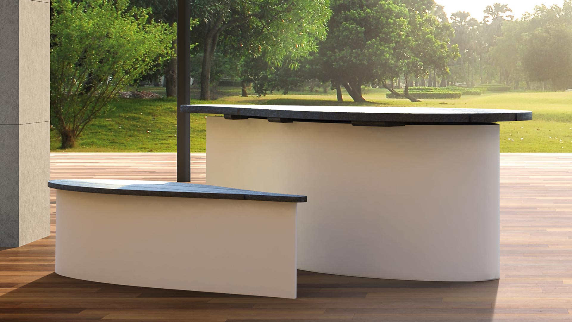 Zwei weiße Tische aus upgecyceltem Material auf einer Terrasse