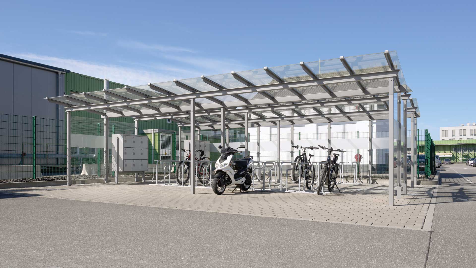 Fahrradüberdachung PEGASUS, Schließfachanlage SECURE und Fahrradparker HEDLAND in Simmern Fahrradüberdachung PEGASUS, Schließfachanlage SECURE und Fahrradparker HEDLAND in Simmern