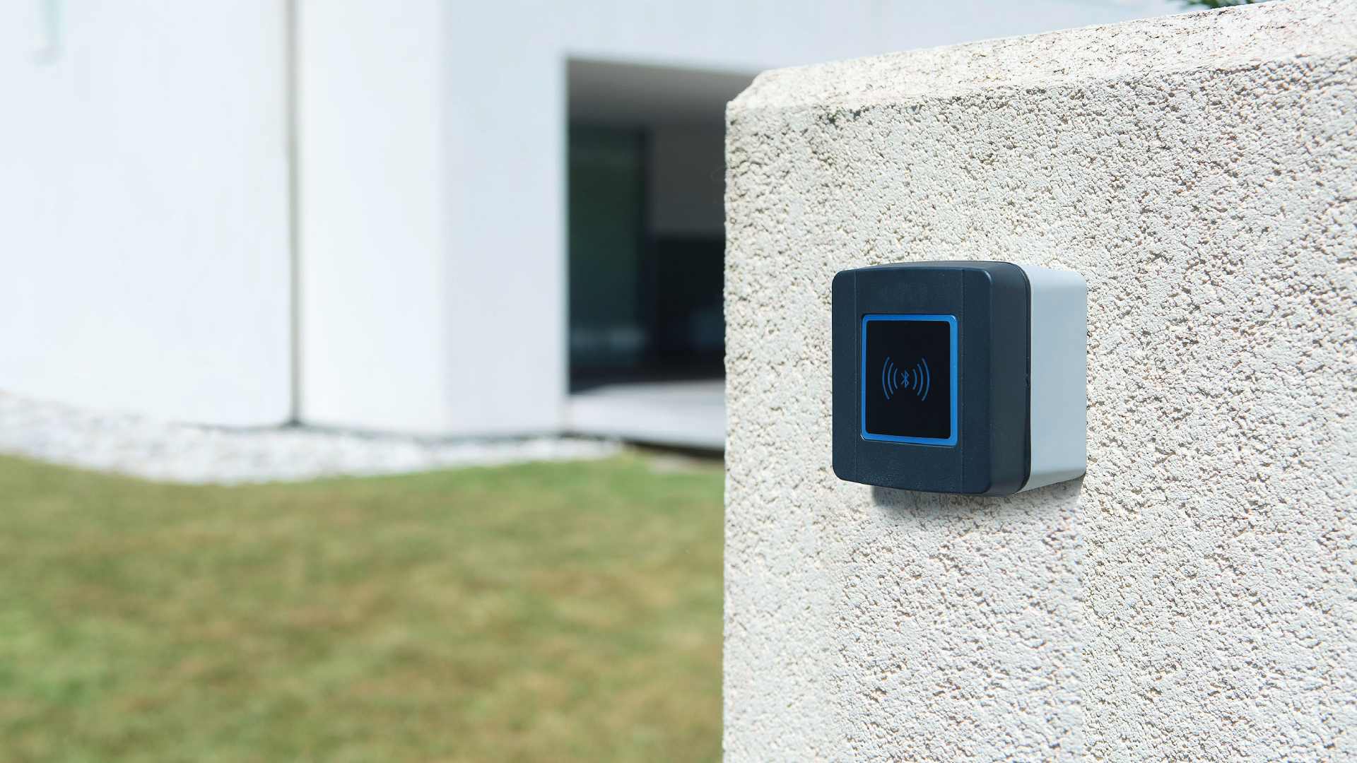 Bluetooth Schalter an einer Hauswand