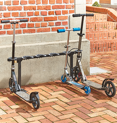 Scooter Parker MANILA mit drei abgestellten Rollern