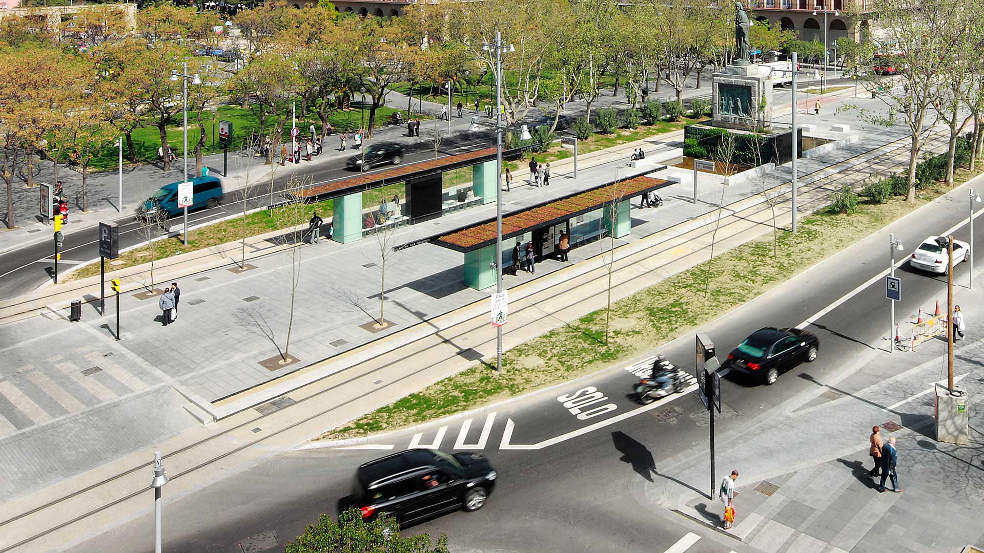 Bahnsteigüberdachung in Zaragozavon oben fotografiert