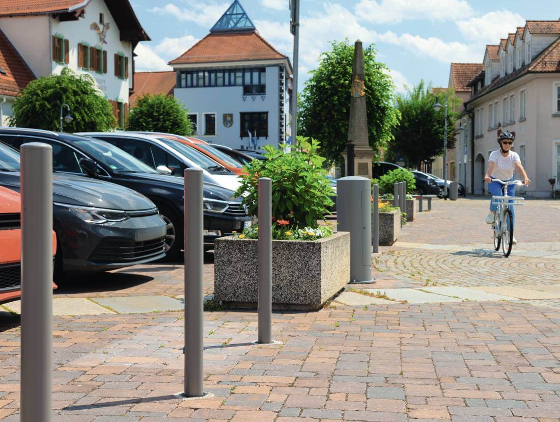 Poller am Rand einer Weges in einer Altstadt