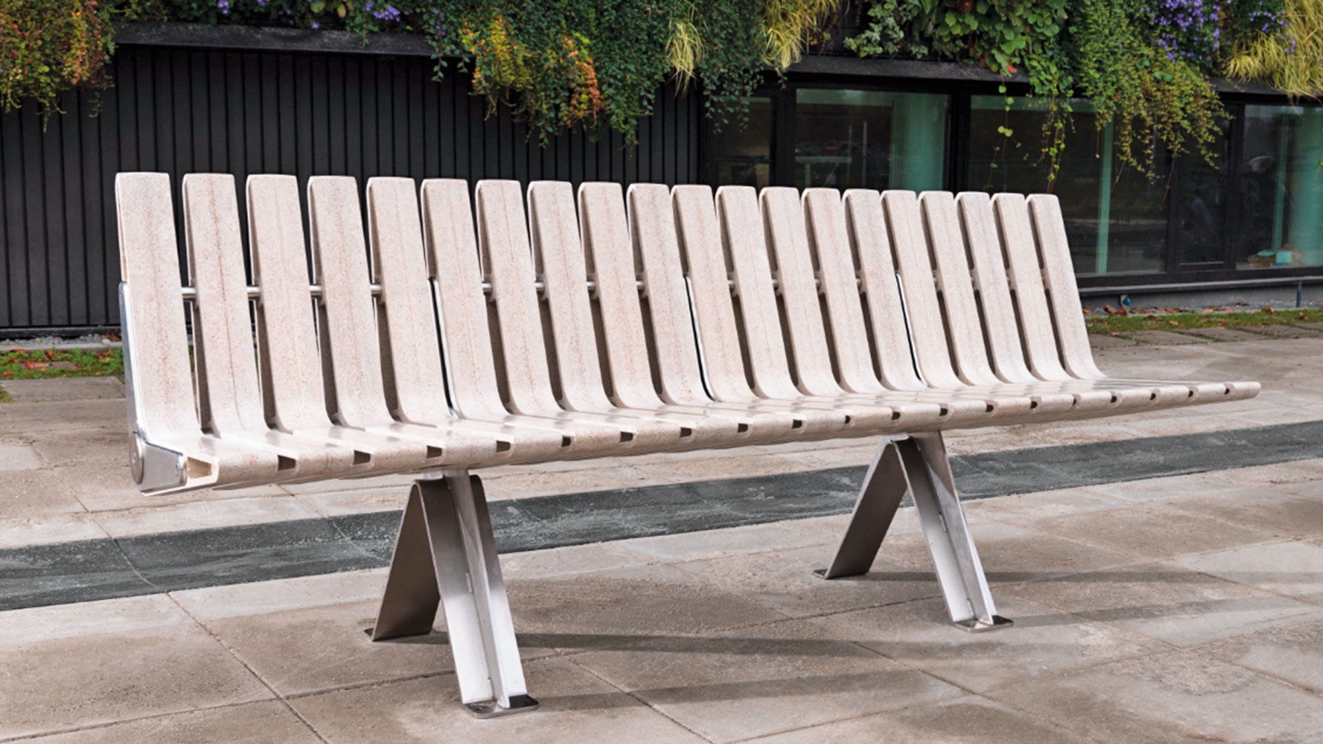 Sitzbank mit Holzbelattung von VelopA