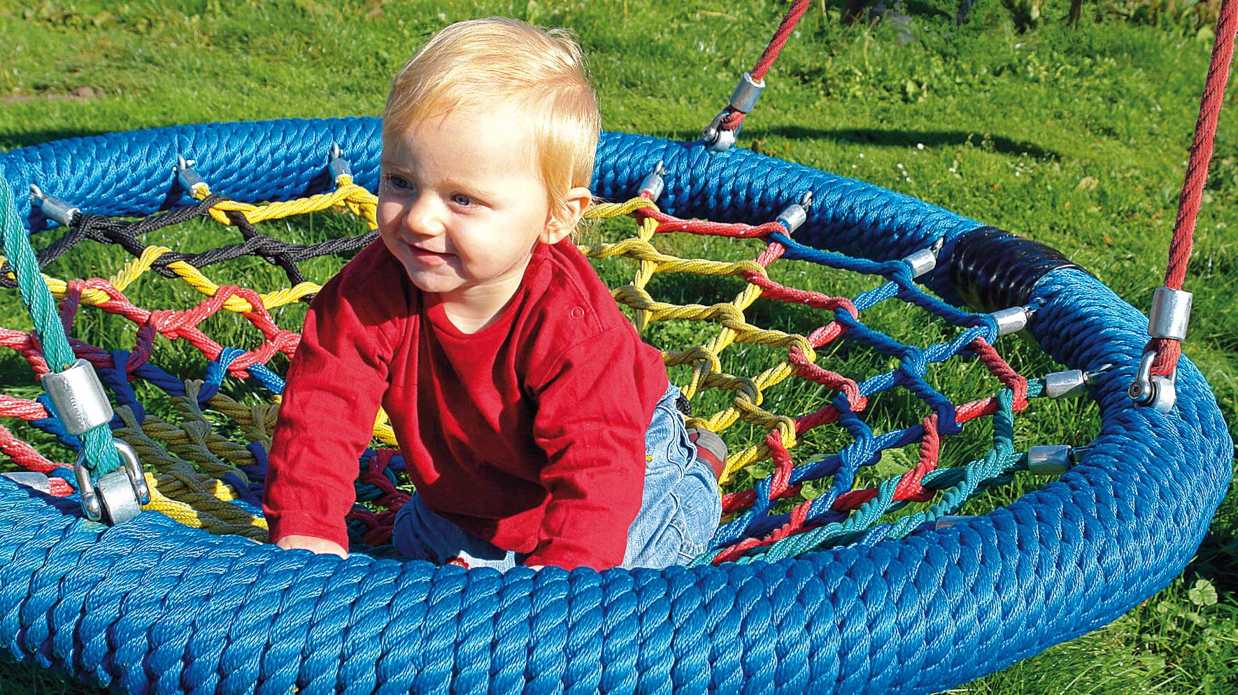 In der Nestschaukel MORITZ sitzt ein Kleinkind