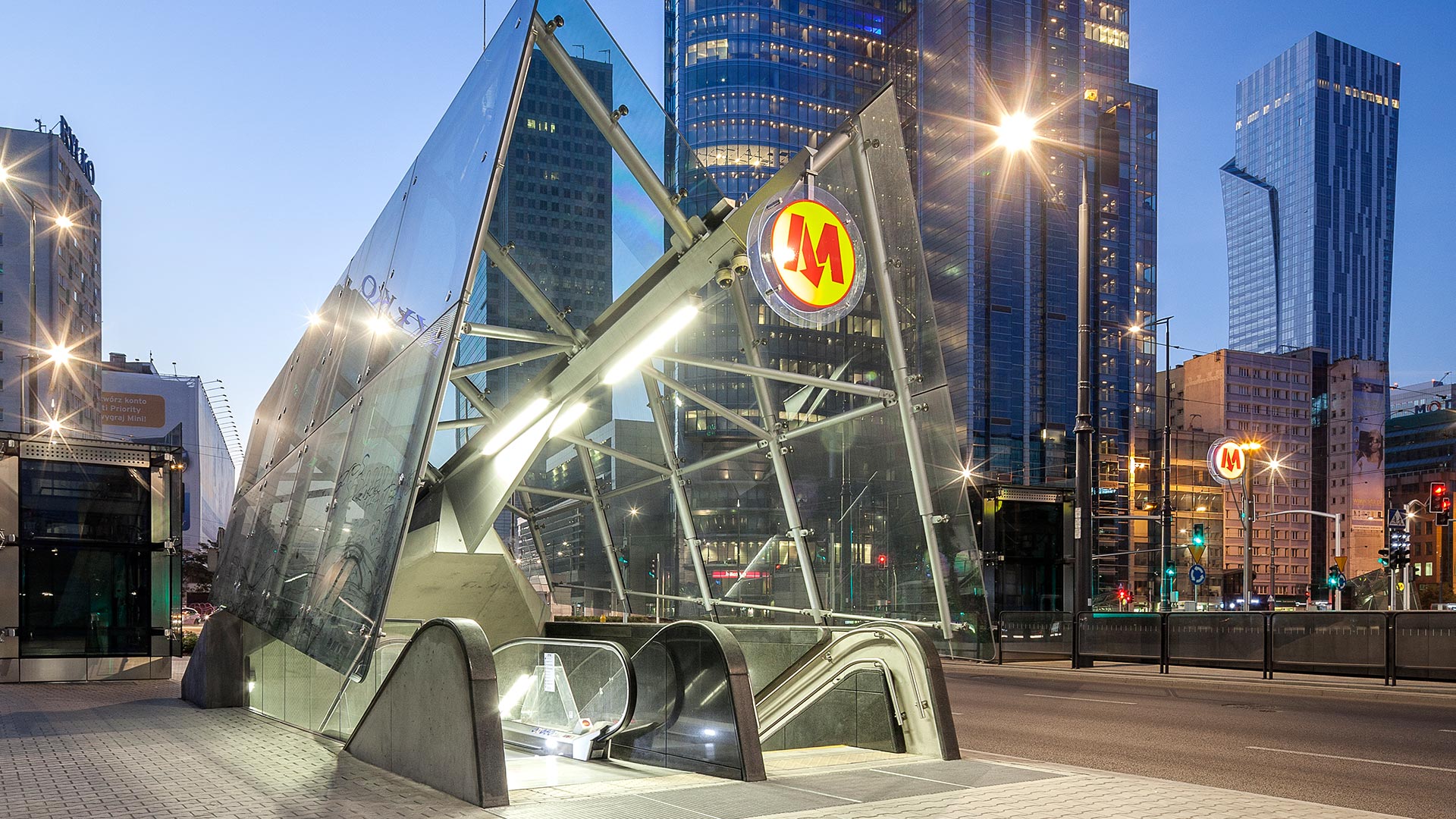 Warschau U-Bahn-Überdachung - Frontansicht beleuchtet