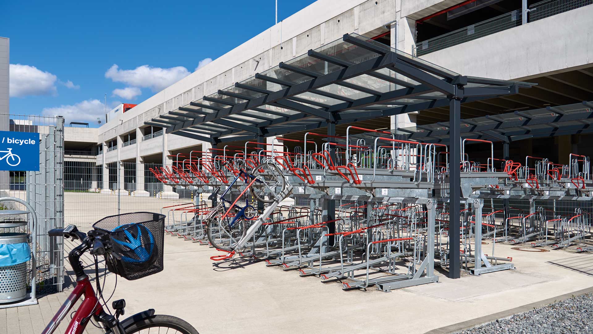 Fahrradüberdachung TUCANA mit Doppelstockparksystem FLEXHUB in Hamburg Fahrradüberdachung TUCANA mit Doppelstockparksystem FLEXHUB in Hamburg
