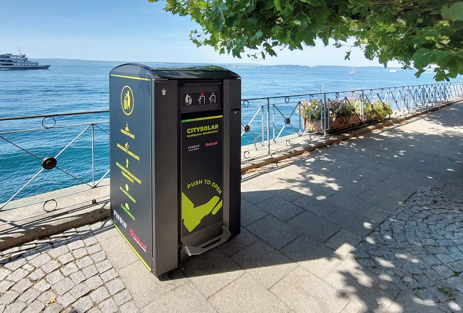 Solarbetriebener Mülleimer CITYSOLAR an einer Seepromenade
