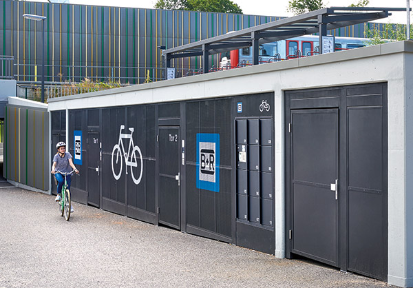 Fahrradhaus Multiport-E an einem Bahnhof