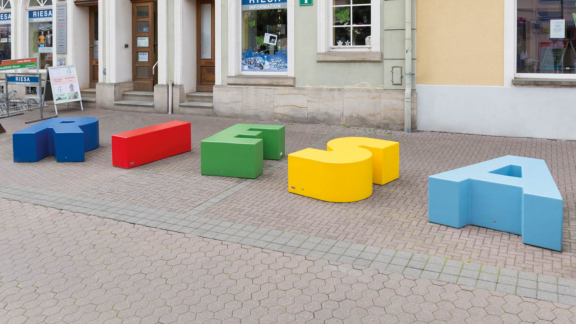 Sitzelemente LETTERLINE in Riesa