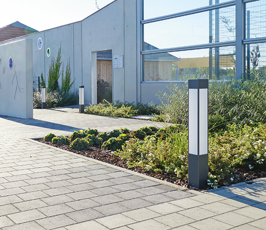 Pollerleuchte Pornic vor einer Sportanlage