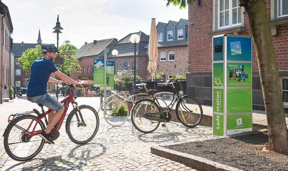 Ladesäule und Fahrradständer