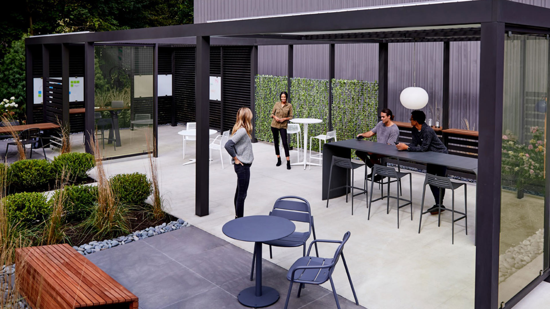 Überdachung mit Hochtischen und Stühlen von Baileys