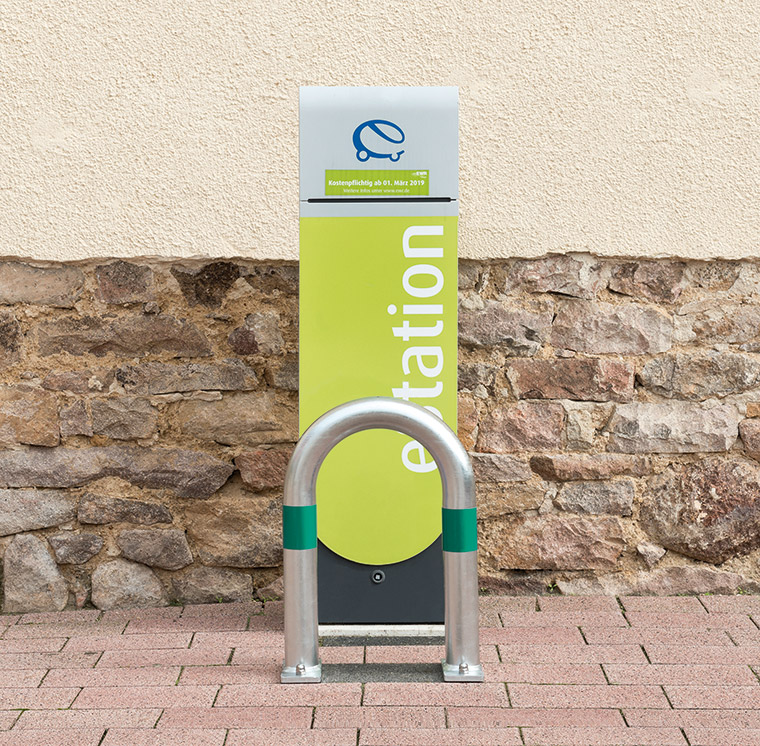 E-Parkplatz mit Ladesäule und Schutzbügel